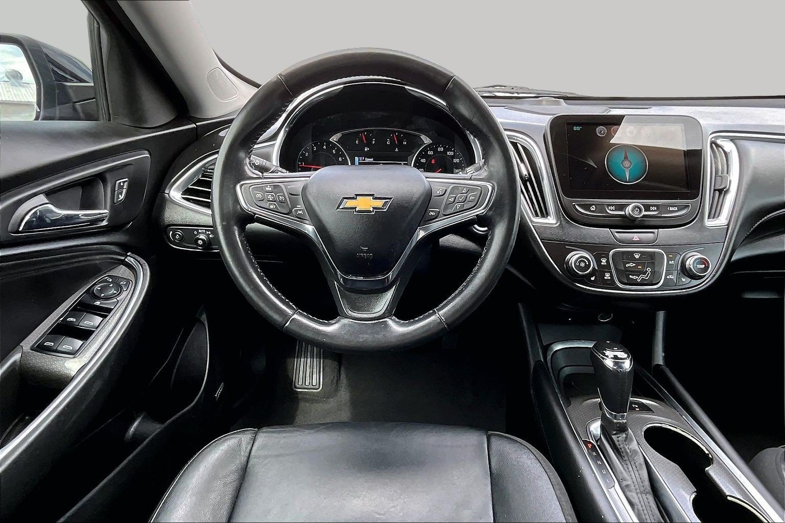 Used 2018 Chevrolet Malibu LT w/ Leather Package FWD image 5