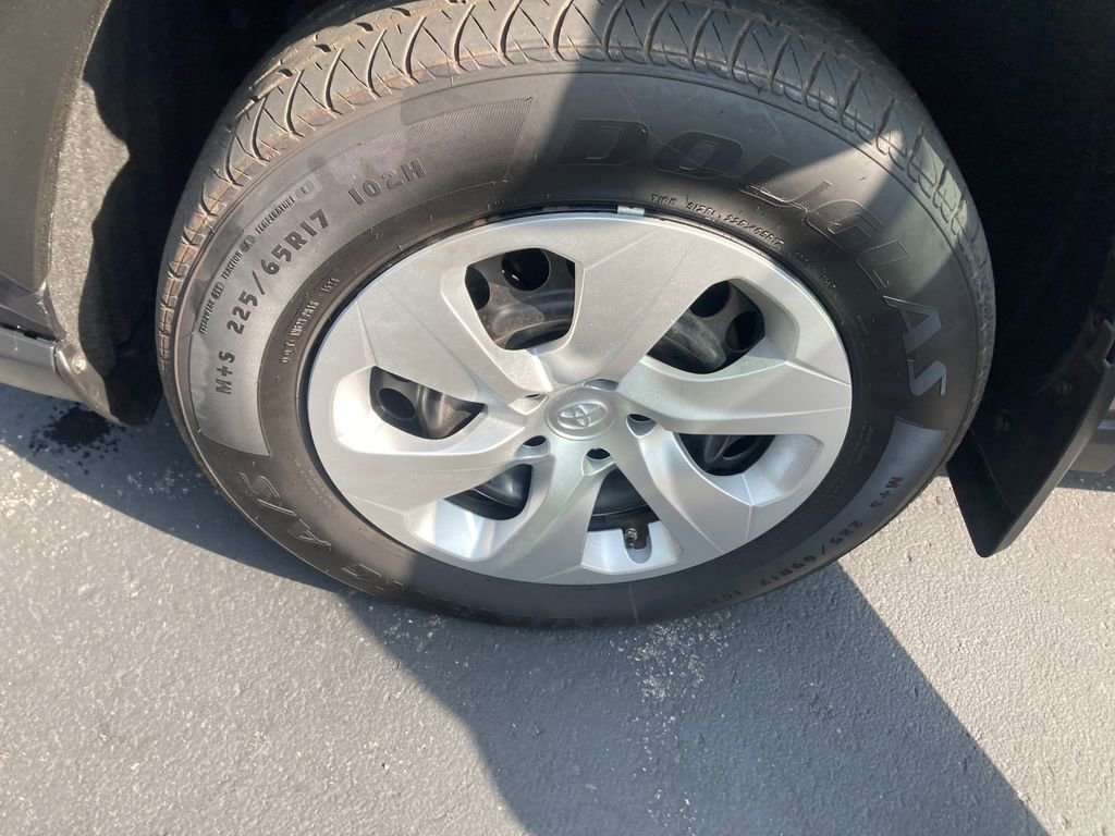 Used 2020 Toyota RAV4 LE image 30