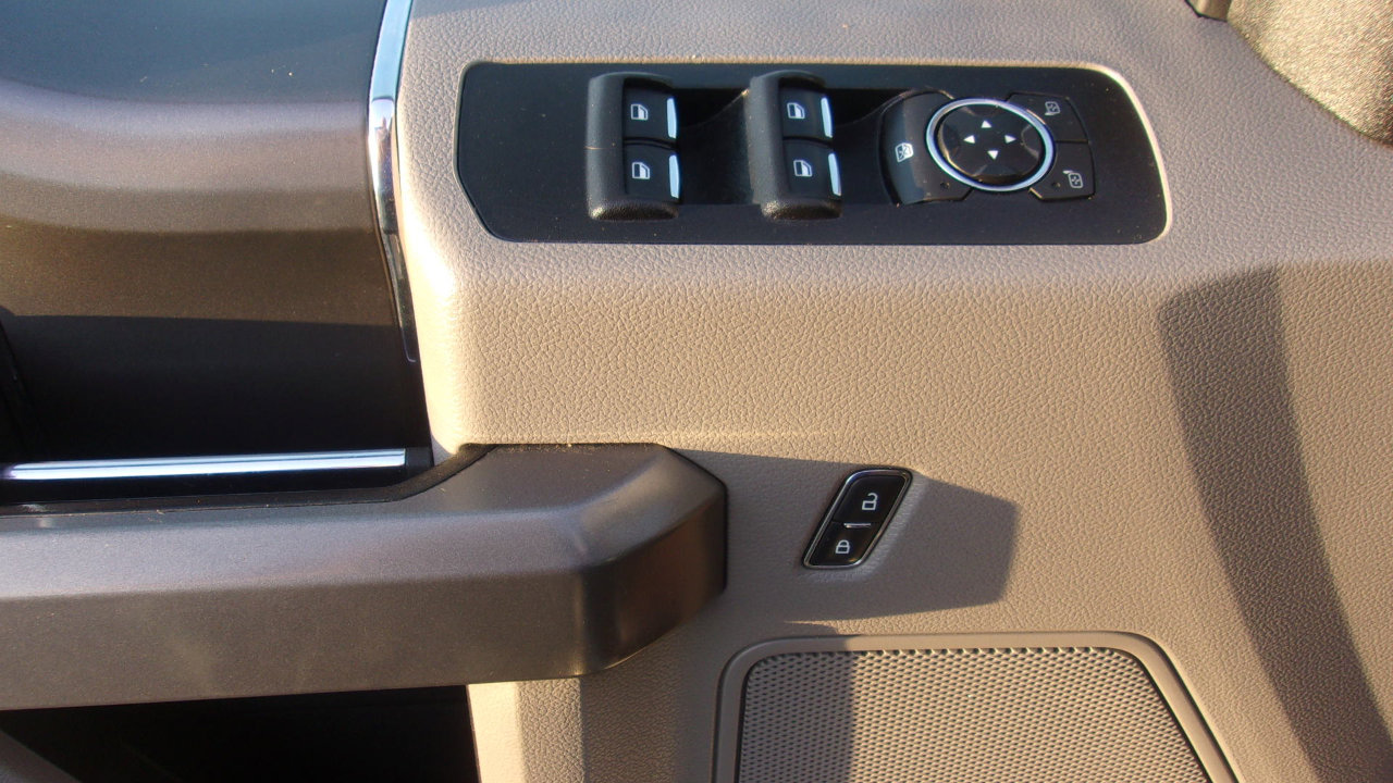 Used 2018 Ford F150 XLT w/ Equipment Group 302A Luxury image 8