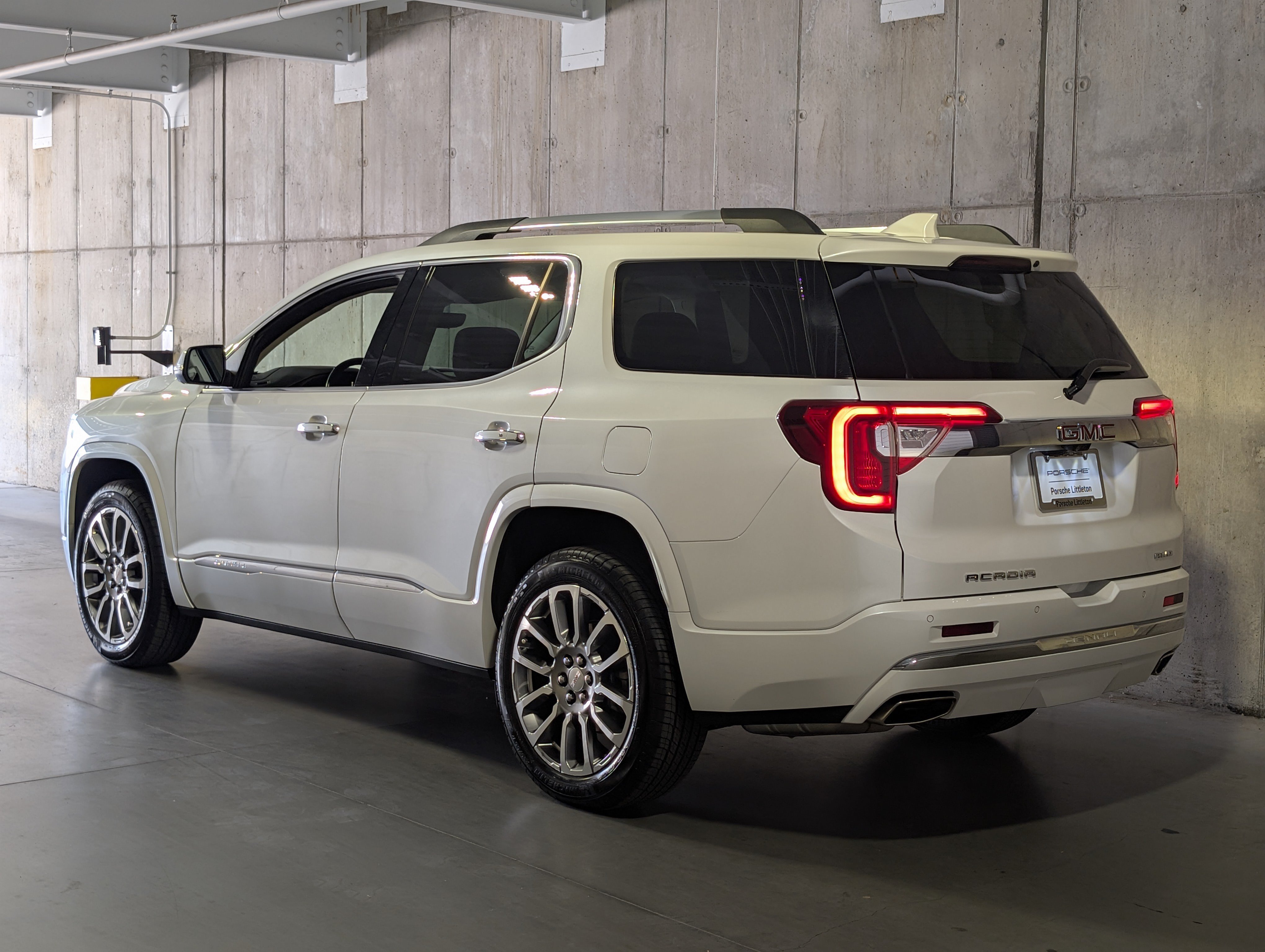 Used 2022 GMC Acadia Denali w/ Denali Ultimate Package AWD/4WD image 39