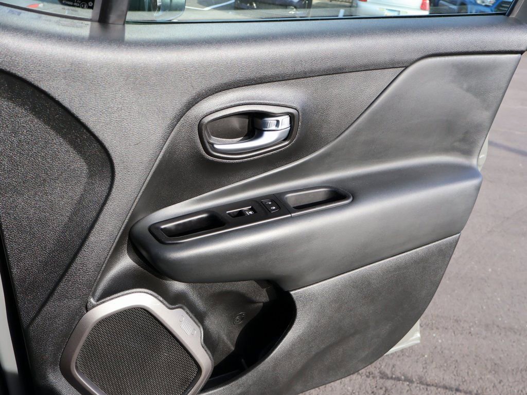 Used 2022 Jeep Renegade Latitude image 11