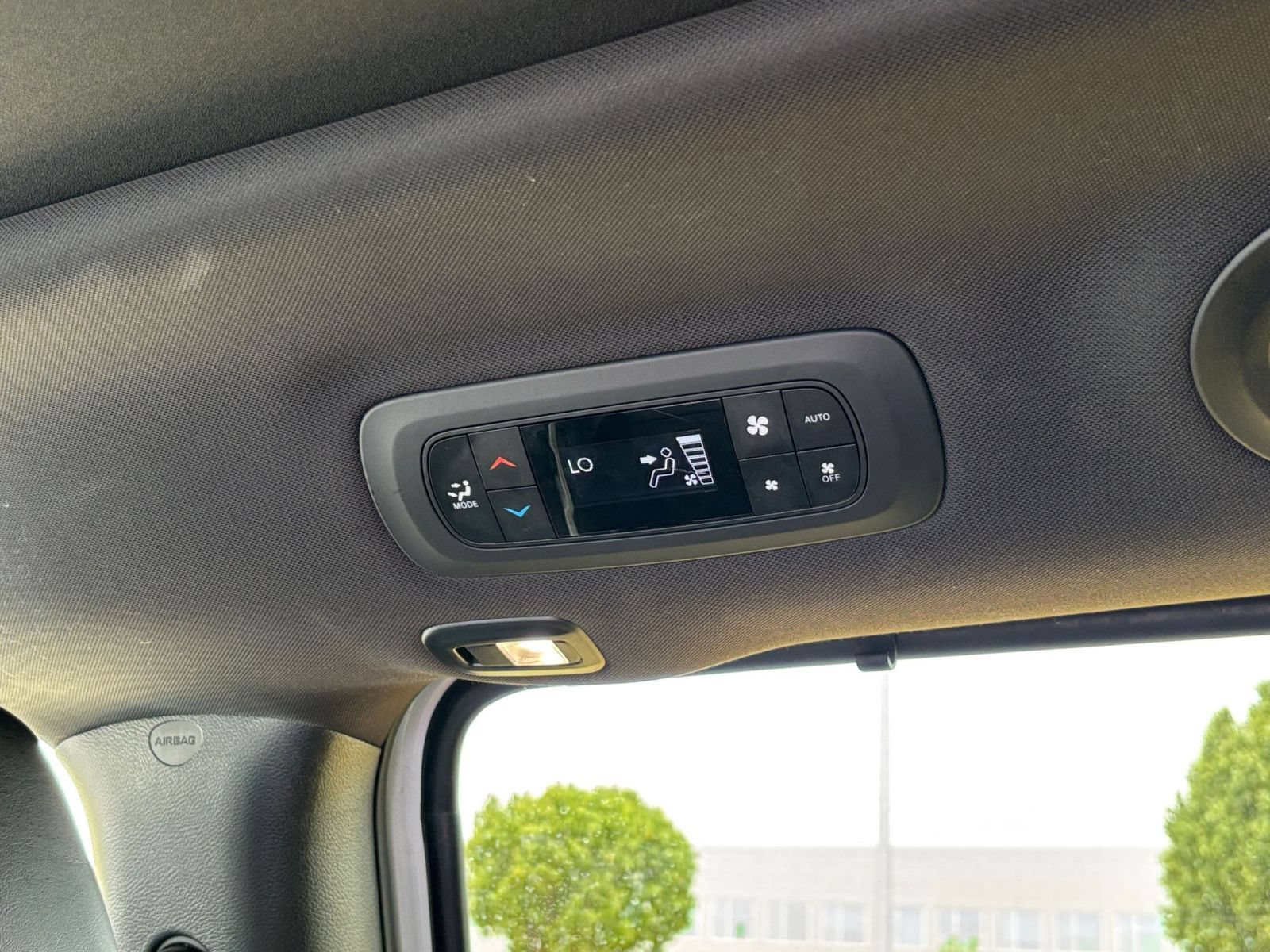 Used 2025 Chrysler Pacifica Limited FWD image 25