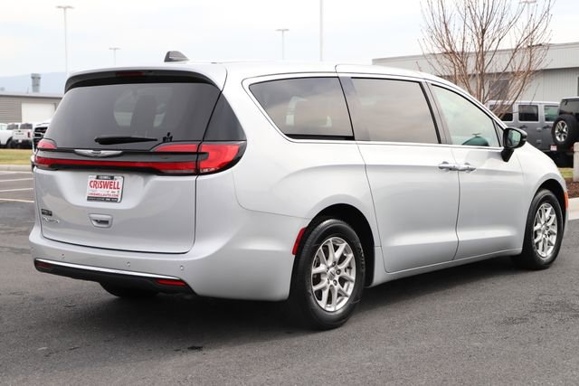 Used 2024 Chrysler Pacifica Touring-L FWD image 5