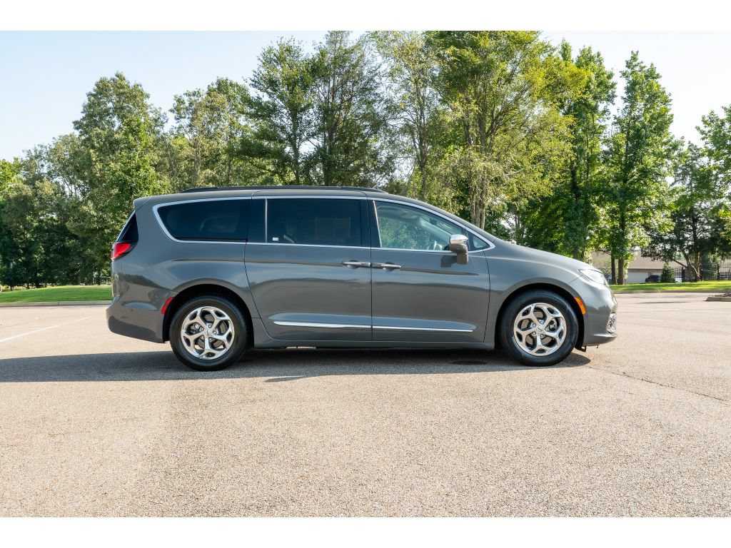 Used 2022 Chrysler Pacifica Limited FWD image 4