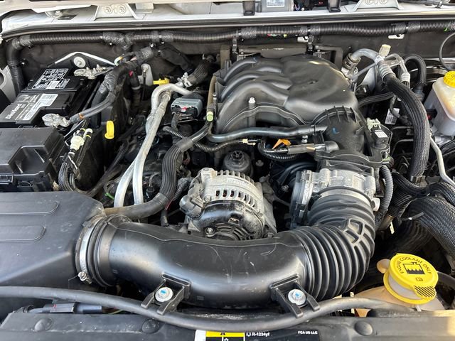 Used 2018 Jeep Wrangler Unlimited Sahara w/ Connectivity Group image 30