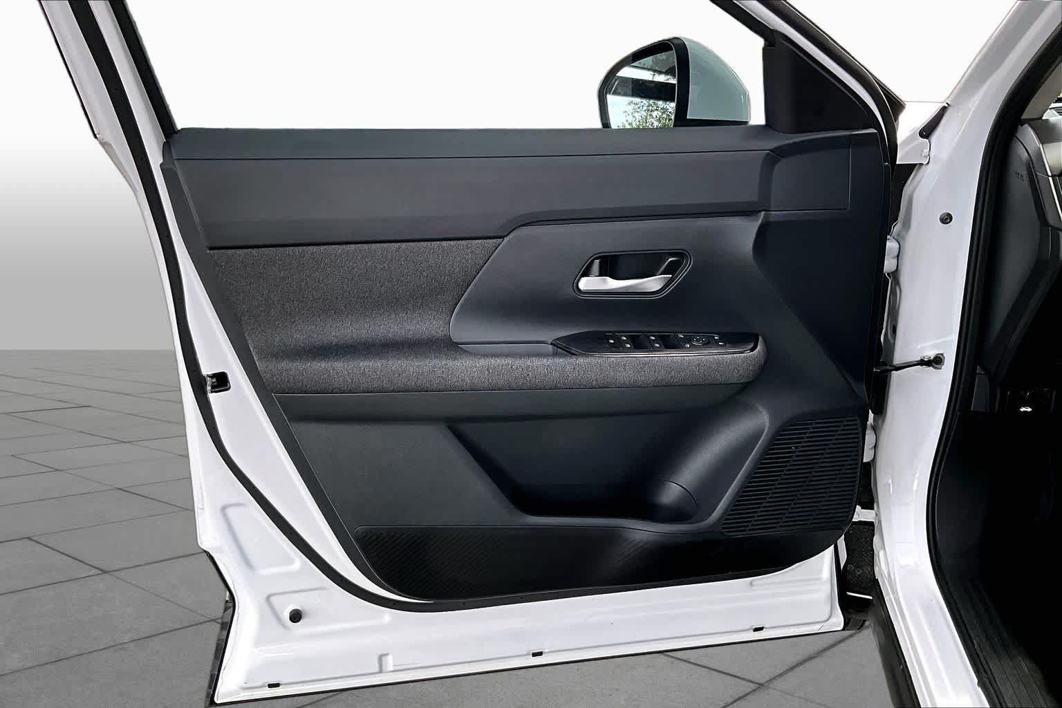 Used 2025 Nissan Kicks SV w/ Charging Package FWD image 22