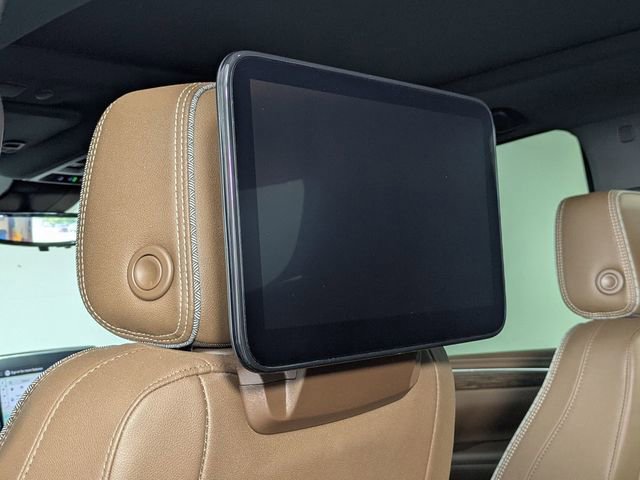 Used 2024 Chevrolet Suburban High Country AWD/4WD image 32