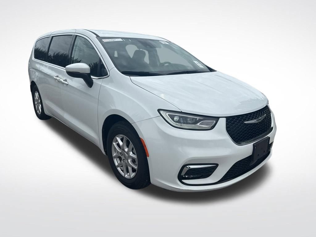 Used 2023 Chrysler Pacifica Touring-L FWD image 3