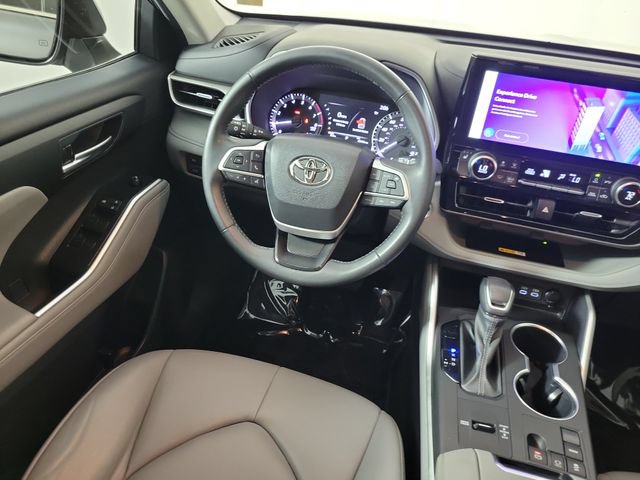 Used 2023 Toyota Highlander XLE FWD image 18