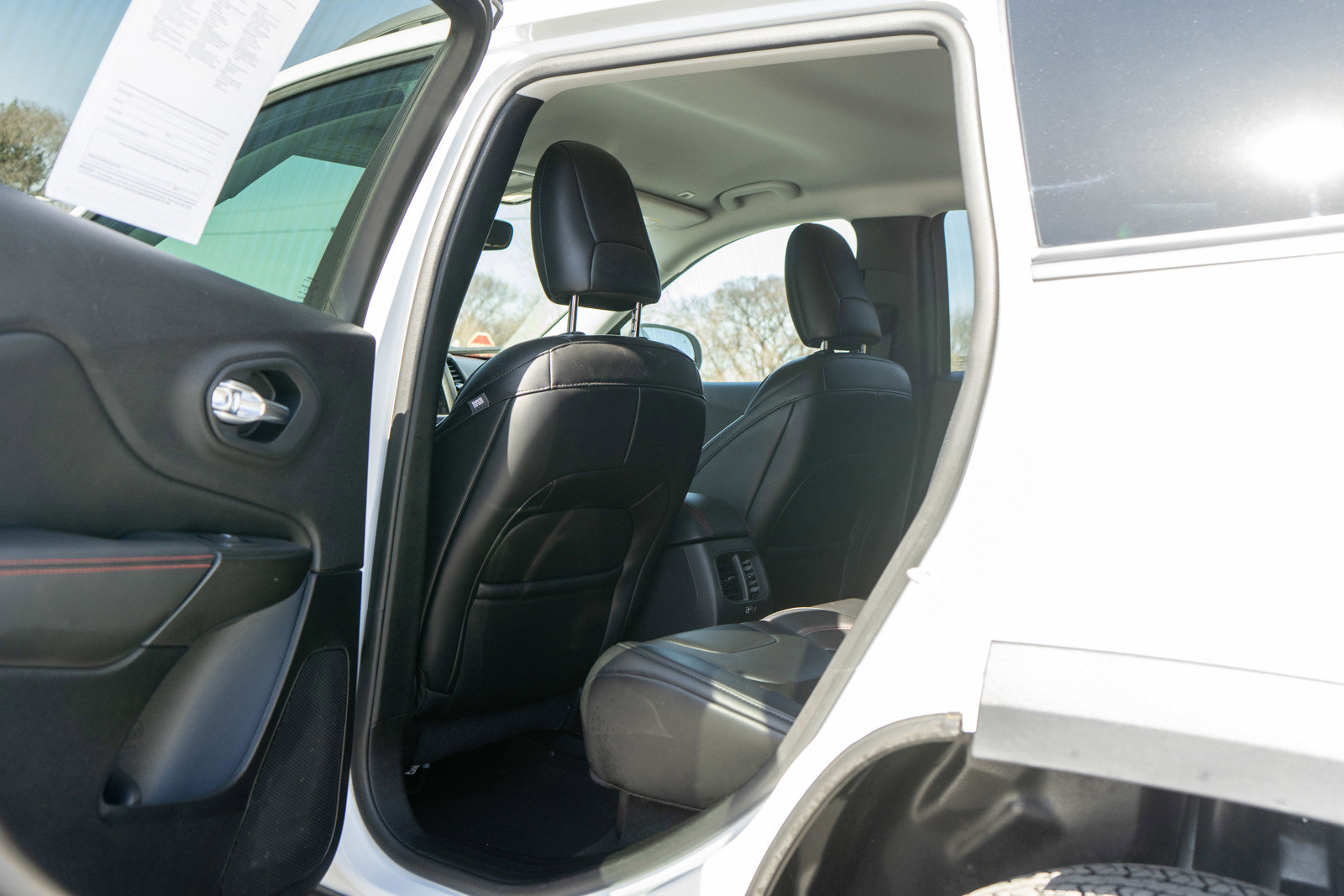 Used 2019 Jeep Cherokee Trailhawk w/ Cold Weather Group image 27