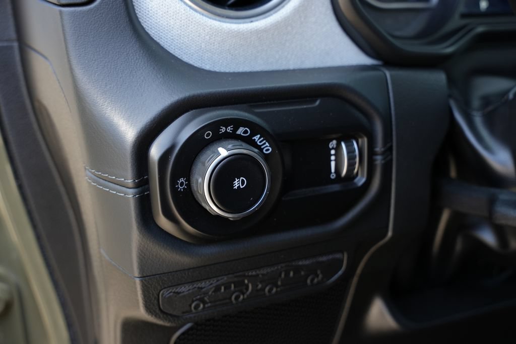 Used 2026 Jeep Wrangler Unlimited Sahara AWD/4WD image 14