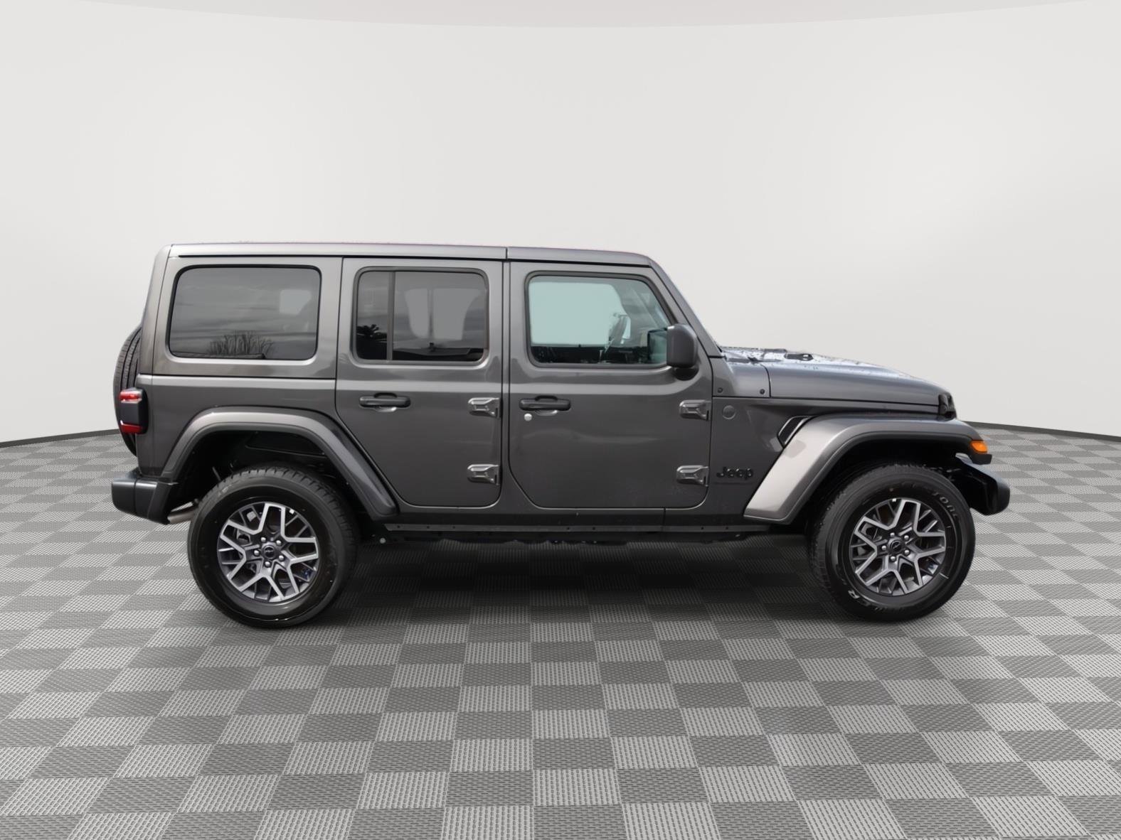 Used 2025 Jeep Wrangler Sahara image 4