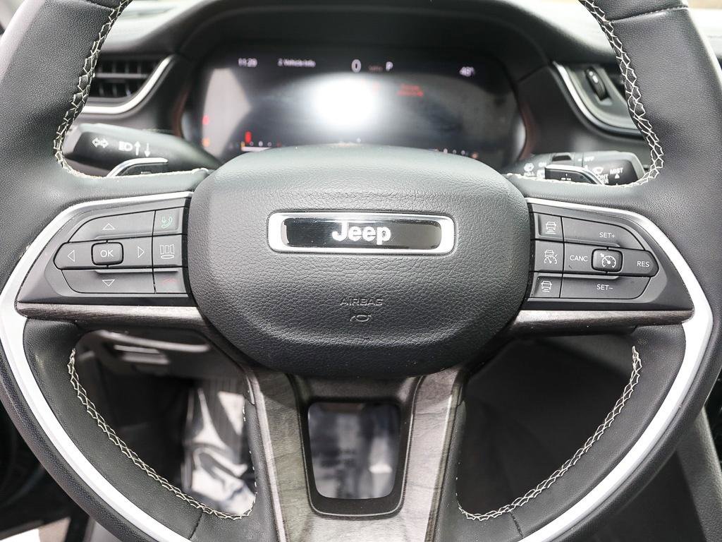 Used 2023 Jeep Grand Cherokee Limited w/ Black Appearance Package image 15