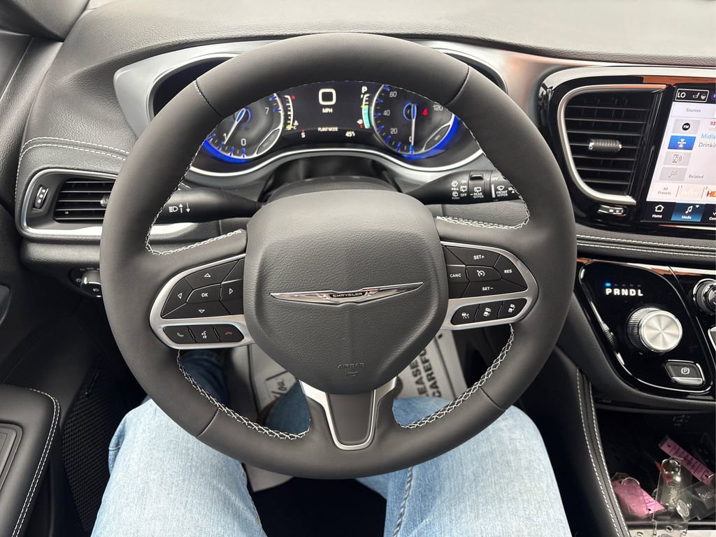 New 2026 Chrysler Pacifica Limited w/ Uconnect Theater Family Group image 14