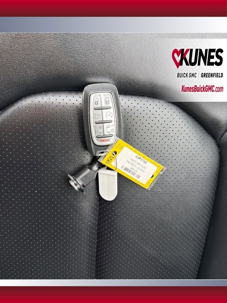 Used 2025 Chrysler Pacifica Select image 44