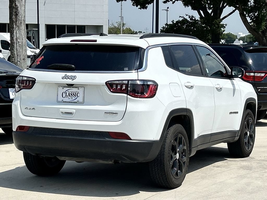 Used 2024 Jeep Compass Latitude AWD/4WD image 4