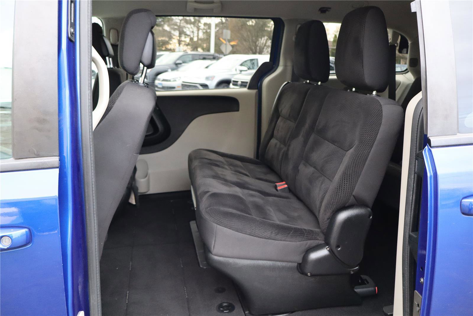 Used 2018 Dodge Grand Caravan SE w/ UConnect Hands-Free Group image 22