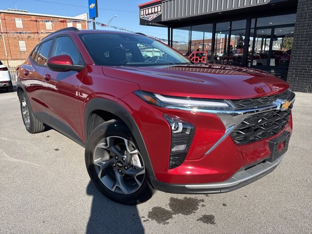 Used 2024 Chevrolet Trax LT w/ LT Convenience Package image 3