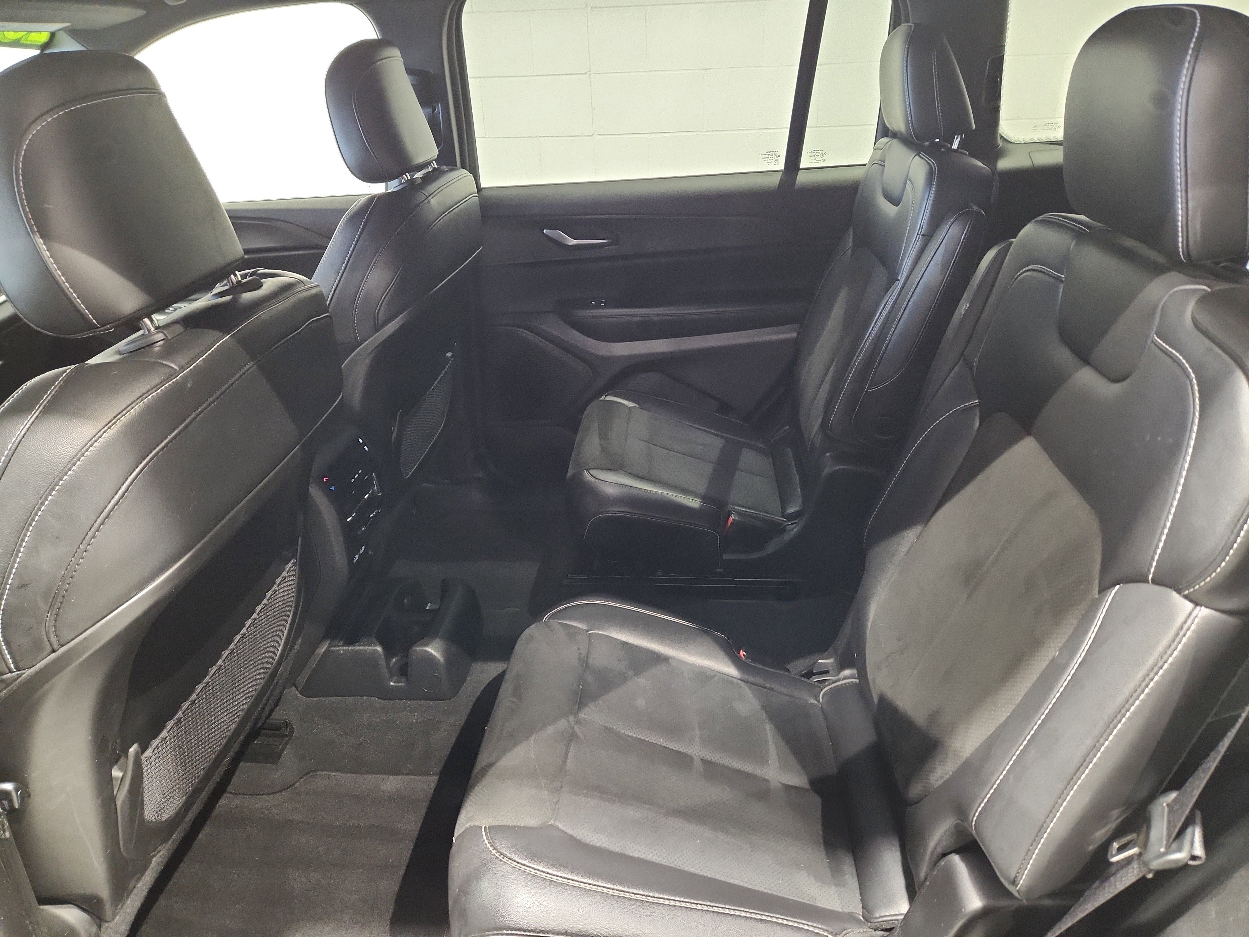 Used 2023 Jeep Grand Cherokee L Laredo image 17