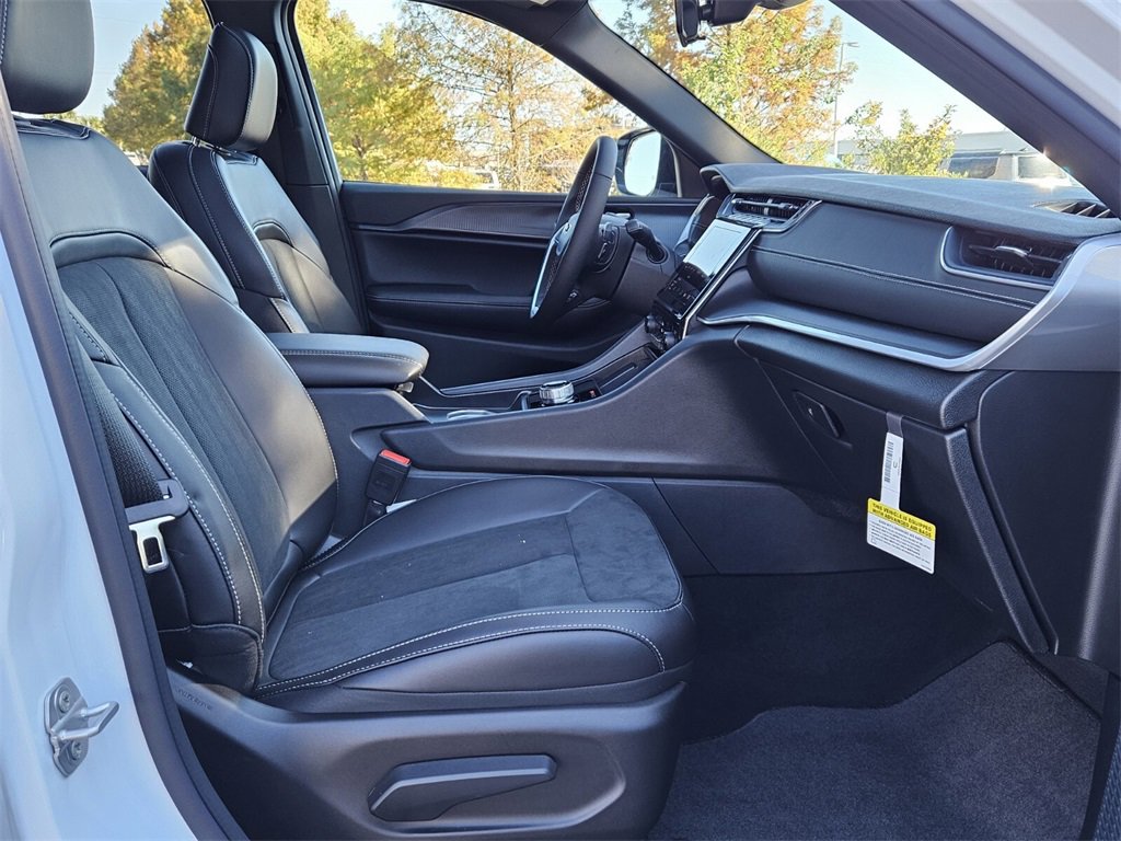 New 2025 Jeep Grand Cherokee Altitude image 15