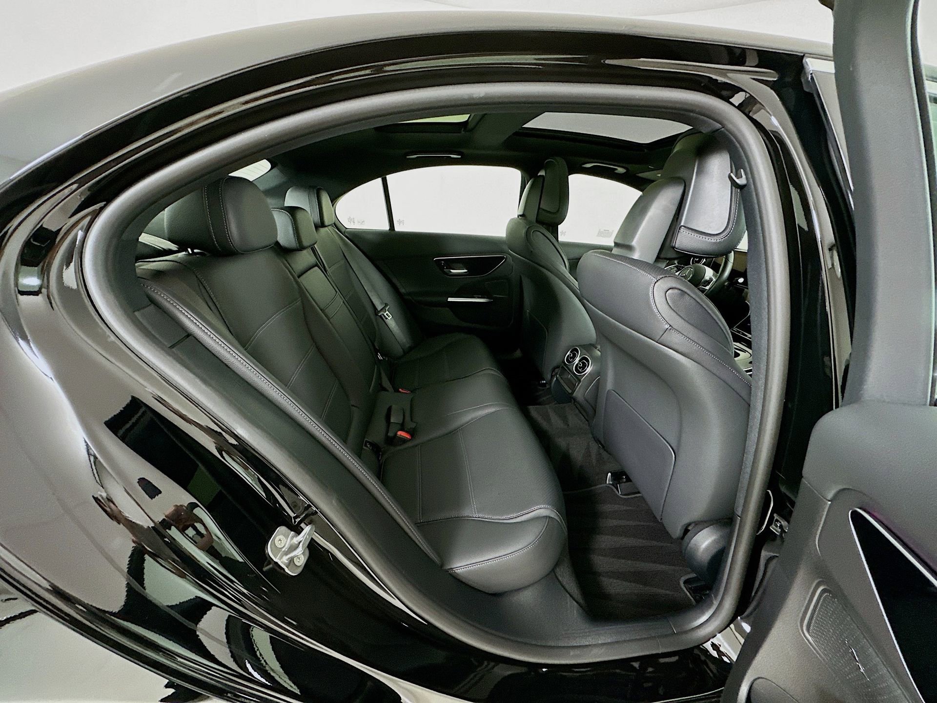 Used 2025 Mercedes-Benz C 300 Sedan image 30