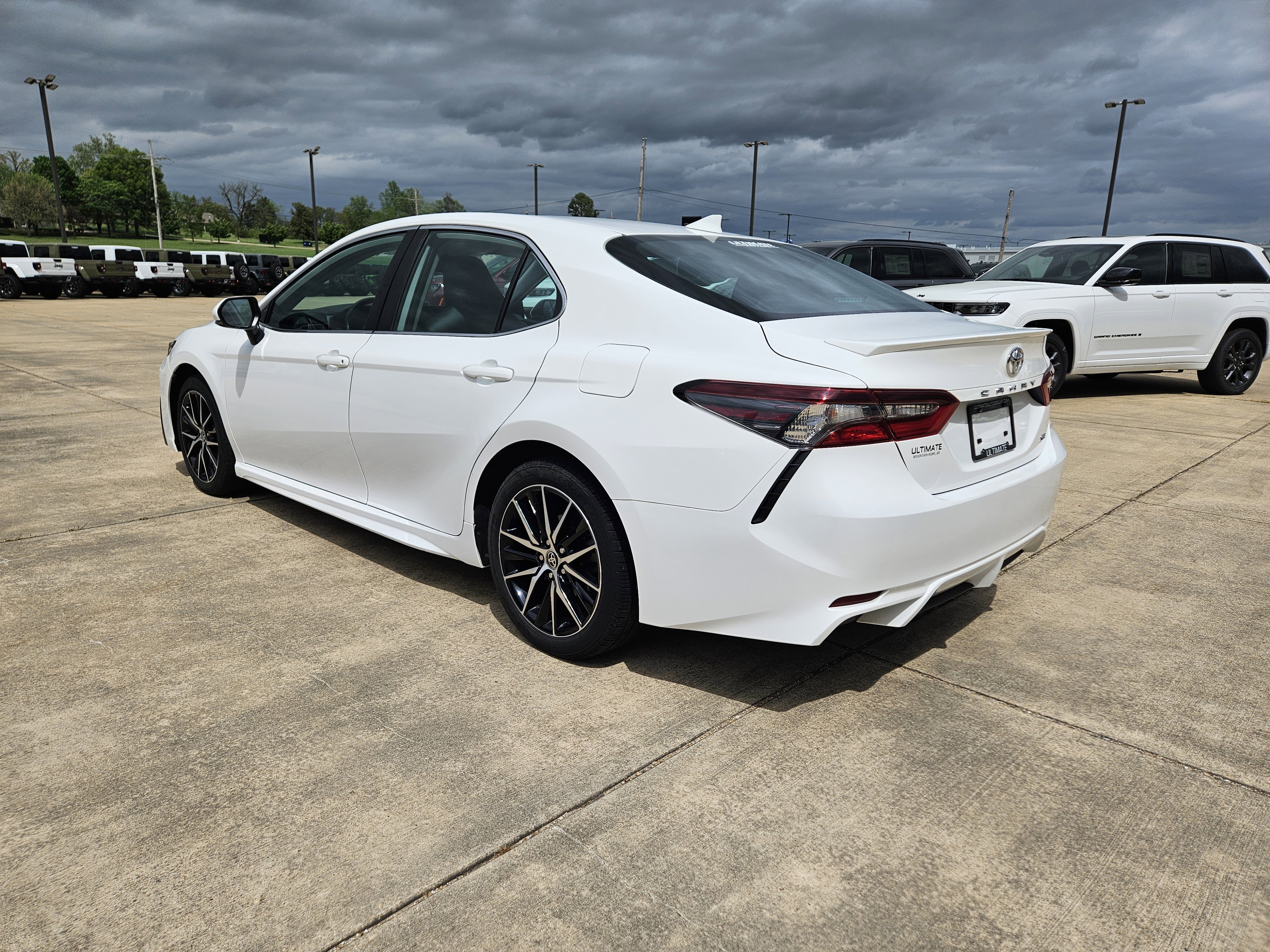 Used 2023 Toyota Camry SE FWD image 4