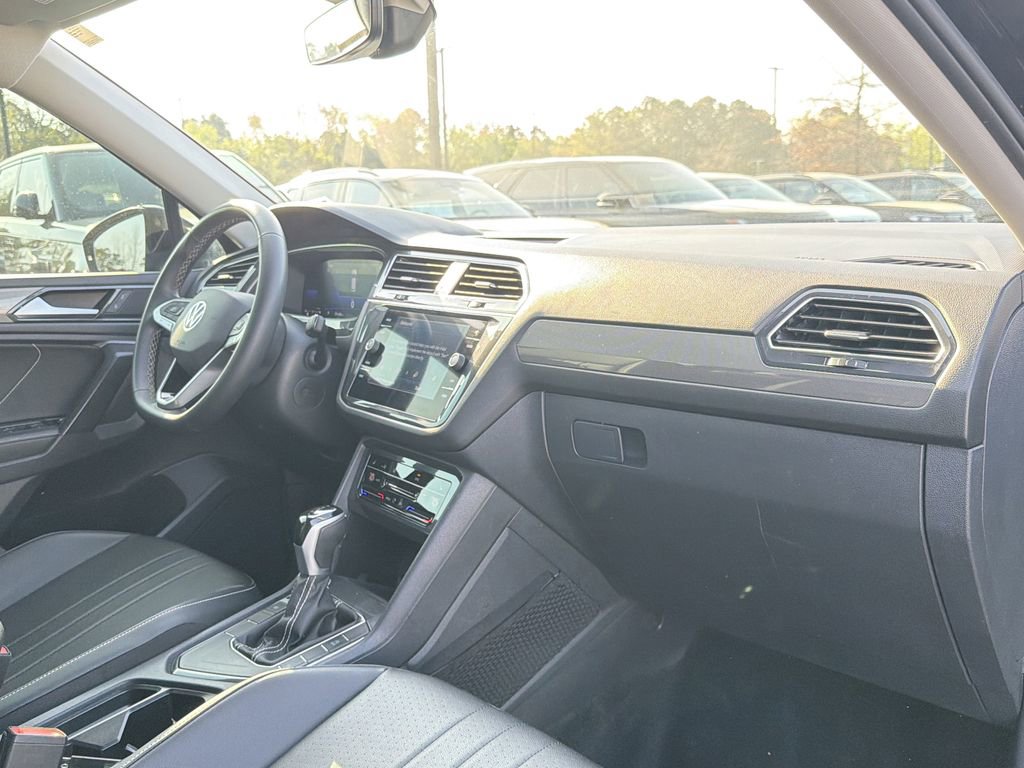Used 2023 Volkswagen Tiguan SE image 18