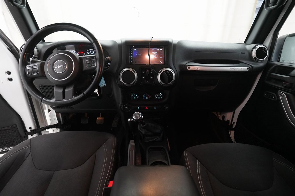 Used 2015 Jeep Wrangler Unlimited Sahara w/ Connectivity Group image 5