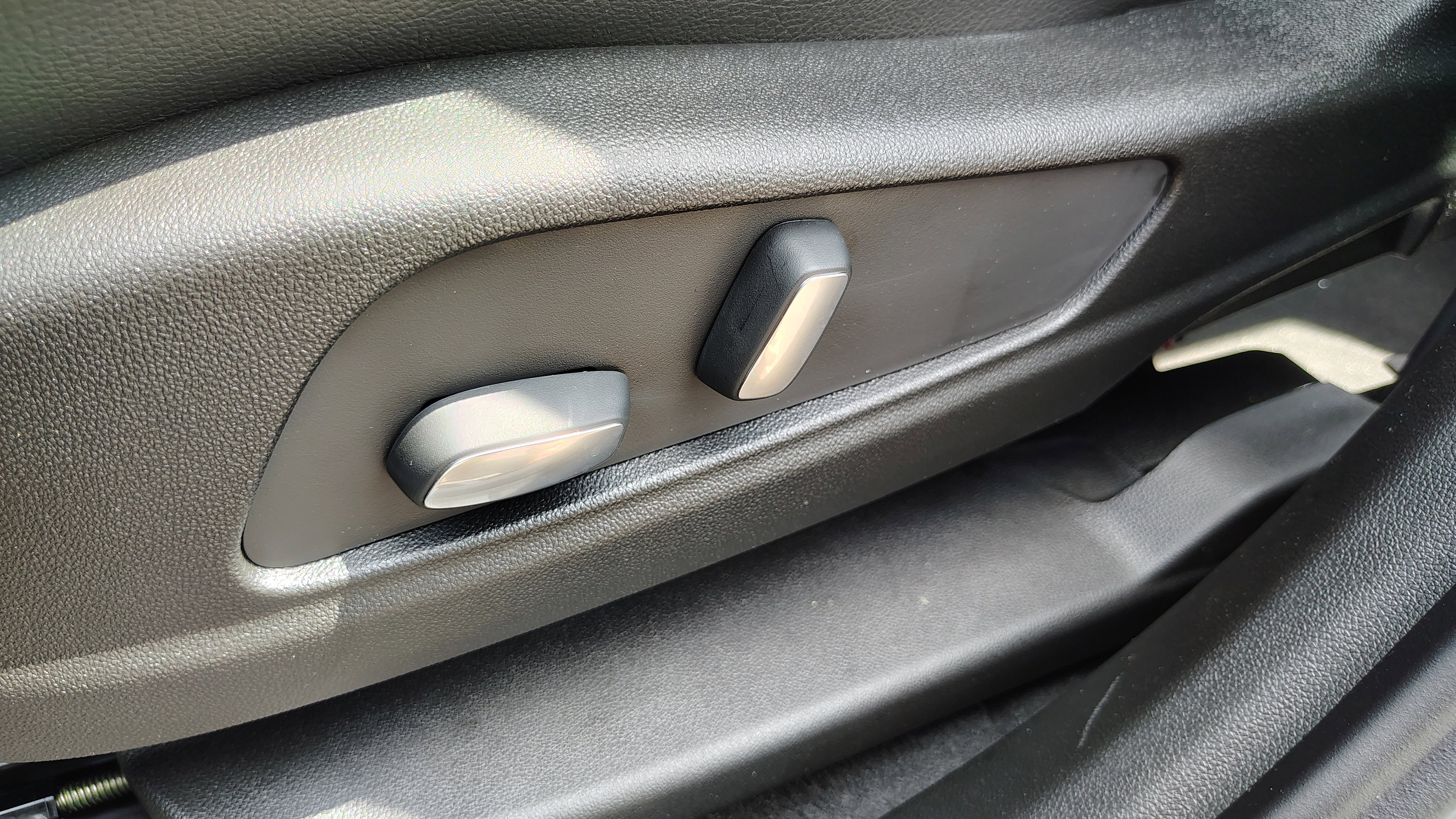 New 2025 Cadillac XT6 Luxury w/ LPO, Premium Carpet Package image 16