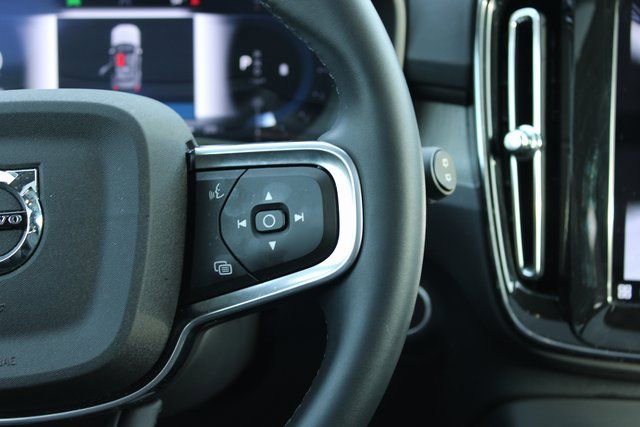 Used 2025 Volvo XC40 B5 Plus image 27