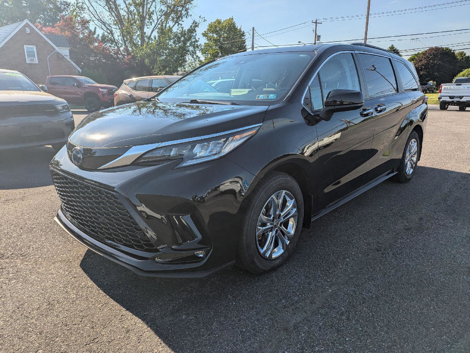 Used 2023 Toyota Sienna XSE w/ XSE Plus Package AWD/4WD image 3