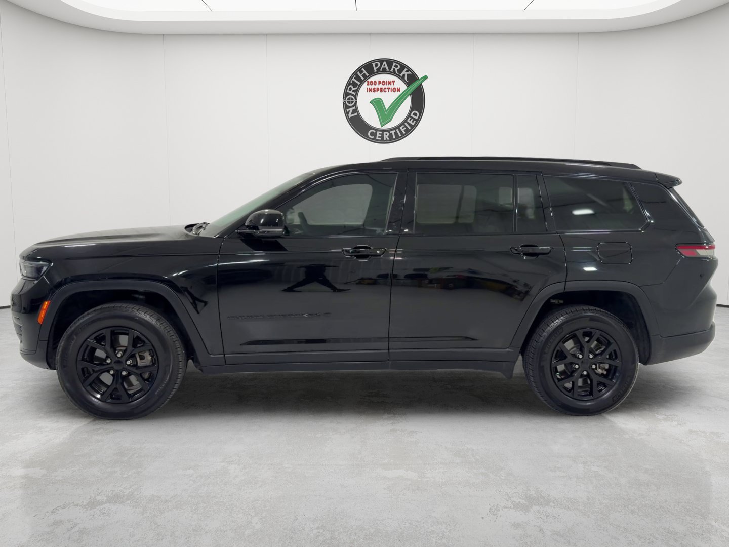 Used 2024 Jeep Grand Cherokee L Laredo AWD/4WD image 2