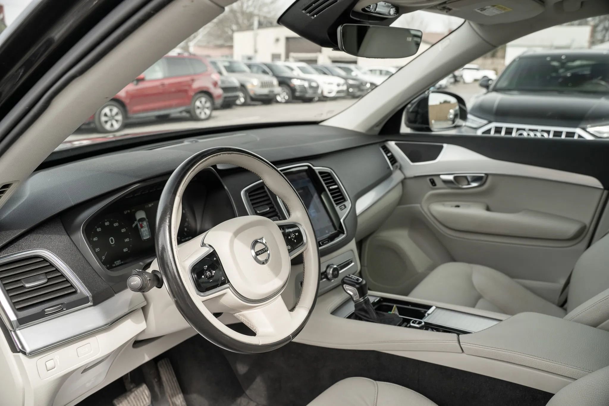 Used 2017 Volvo XC90 T6 Momentum w/ Vision Package image 6