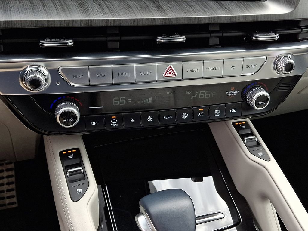 Used 2025 Kia Telluride SX w/ SX Captain's Chair Package image 17