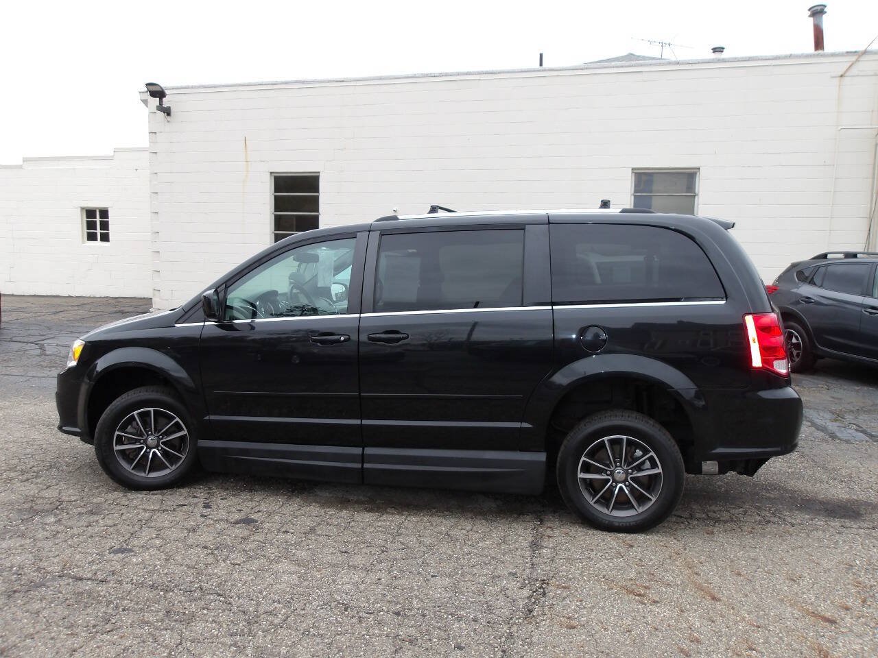 Used 2017 Dodge Grand Caravan SXT w/ Rear Park Assist Package FWD image 3