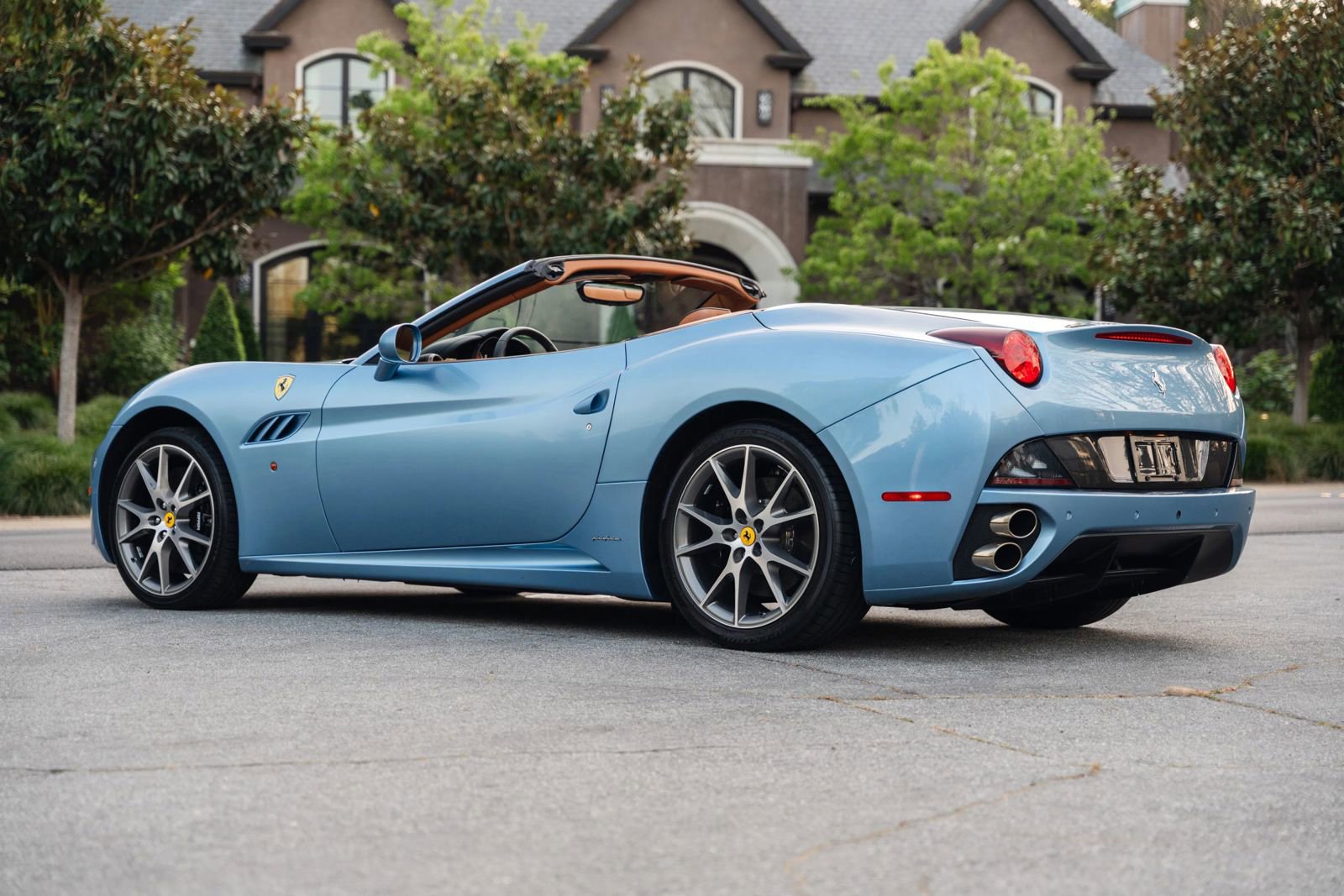 Used 2010 Ferrari California RWD image 21