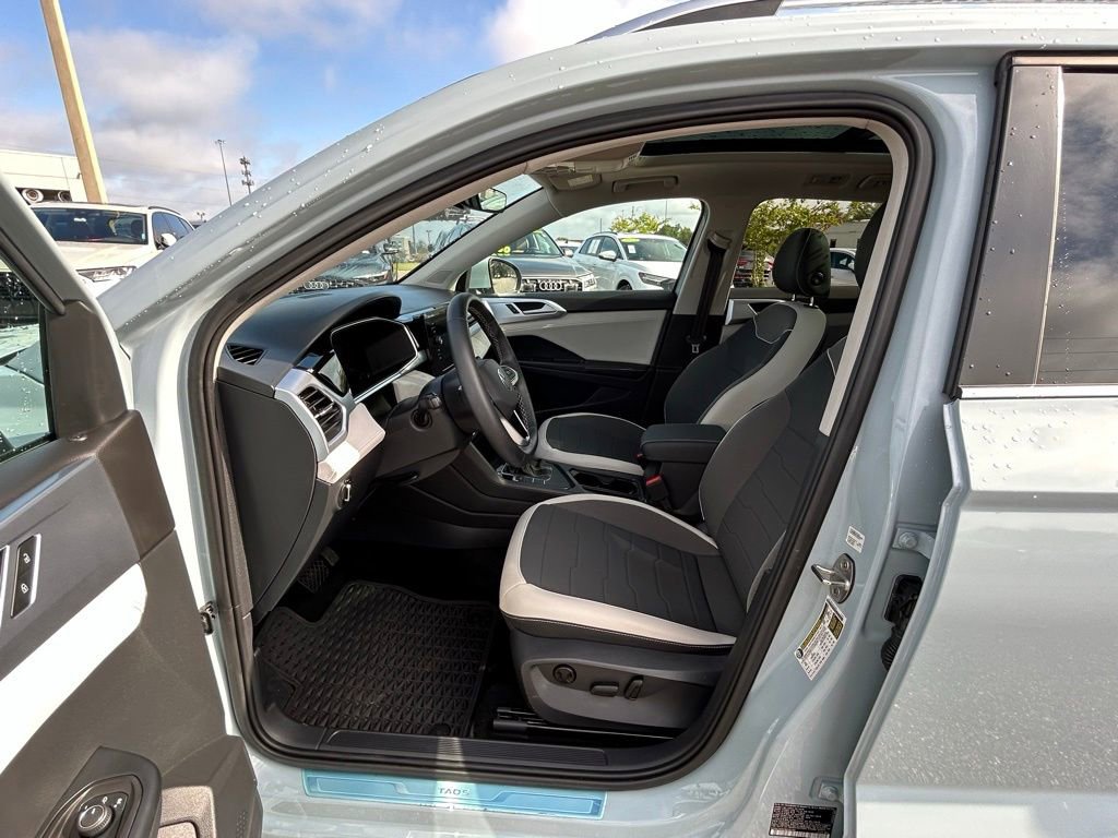 Used 2025 Volkswagen Taos SE image 12