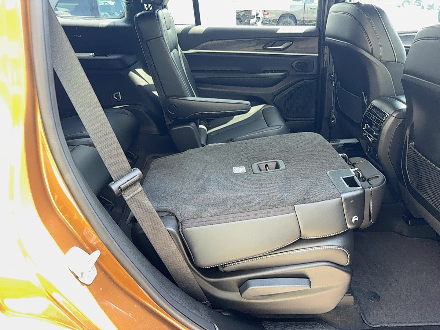 New 2026 Jeep Grand Cherokee L Limited w/ Limited Altitude Package AWD/4WD image 9