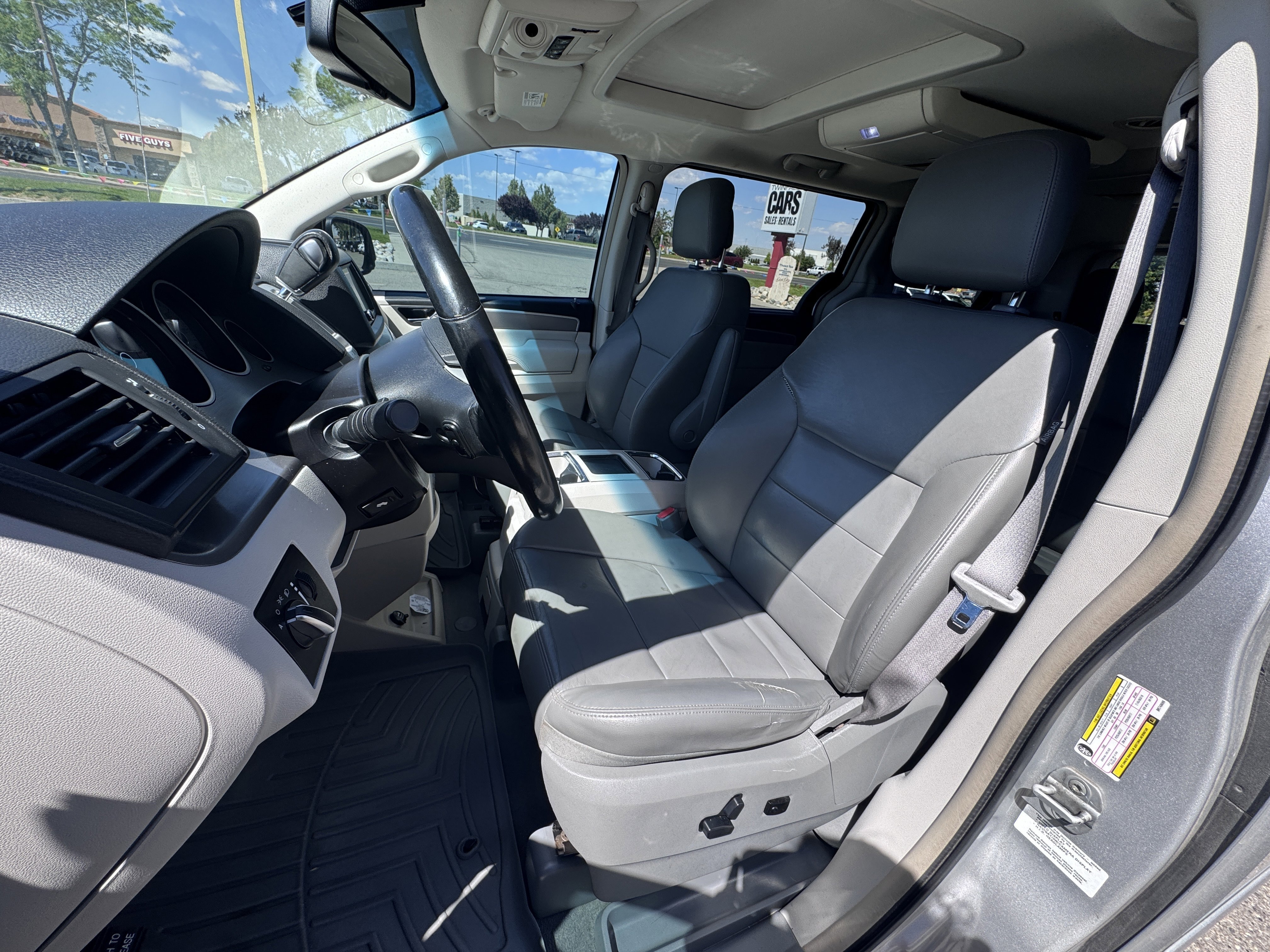 Used 2011 Volkswagen Routan SEL FWD image 14
