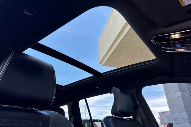 Used 2022 Jeep Grand Cherokee Overland w/ Advanced Protech Group III image 17