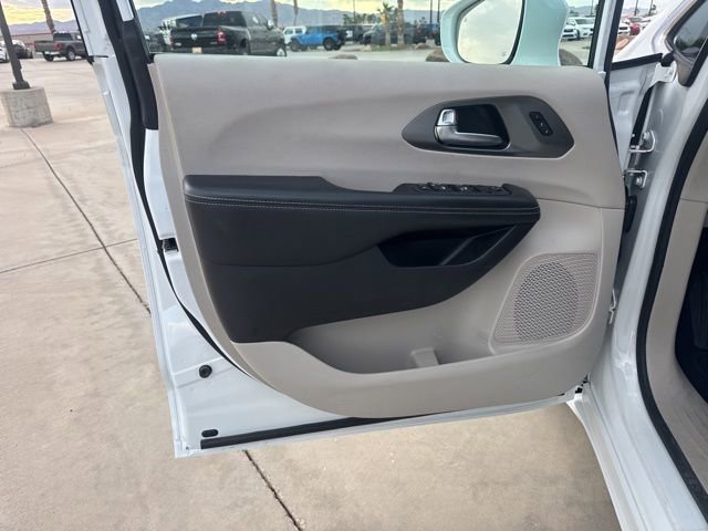 Certified 2022 Chrysler Pacifica Touring-L FWD image 18