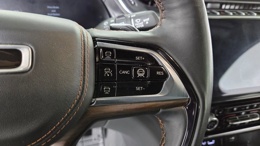 Used 2022 Jeep Grand Cherokee Summit w/ Luxury Tech Group V image 18