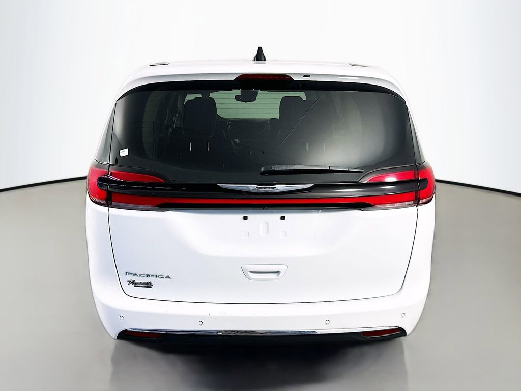 Used 2023 Chrysler Pacifica Touring-L FWD image 6