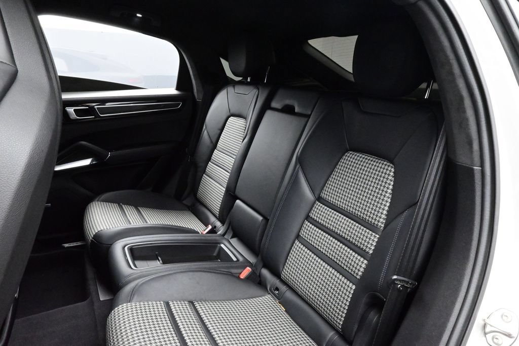 Certified 2021 Porsche Cayenne Turbo S w/ Lightweight Sport Package AWD/4WD image 14