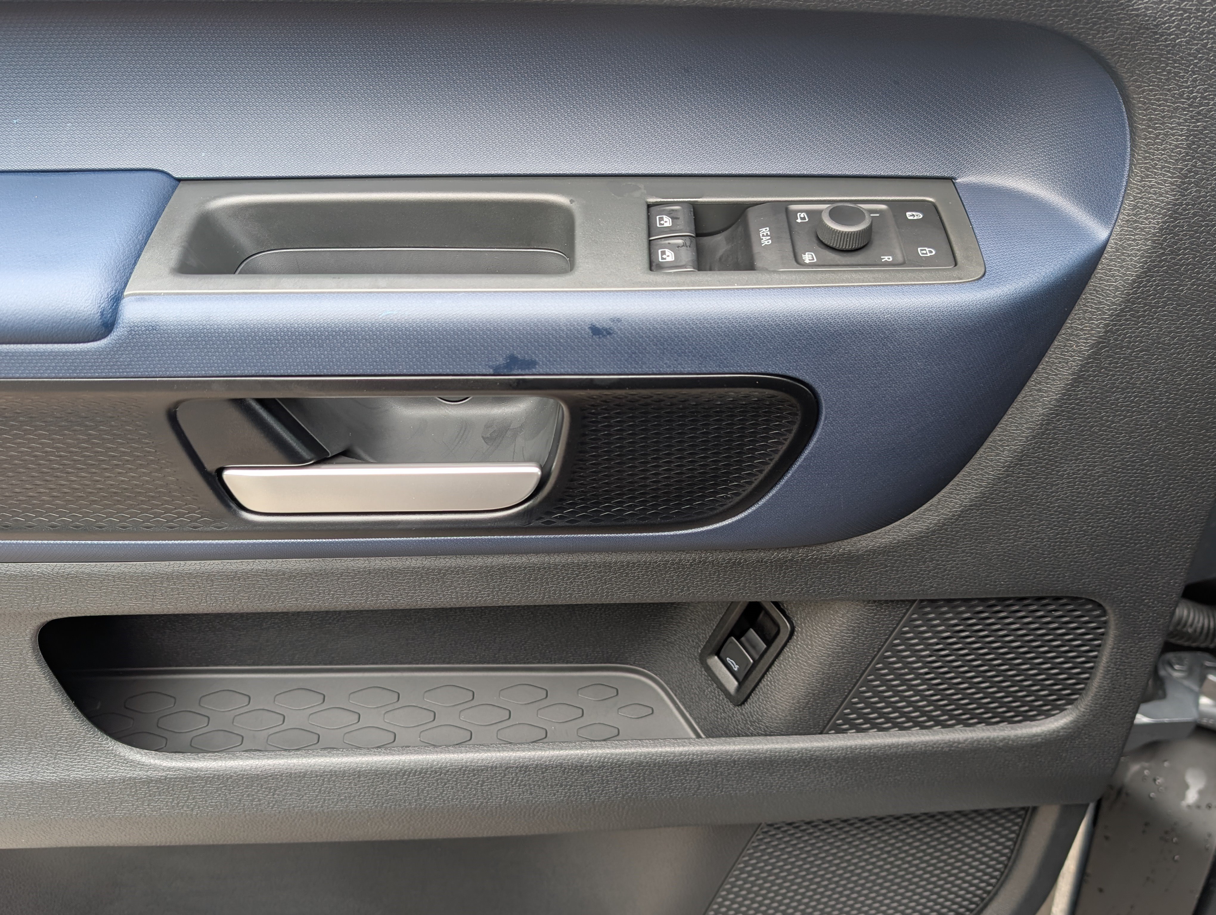 Used 2025 Volkswagen ID. Buzz Pro S Plus RWD image 16