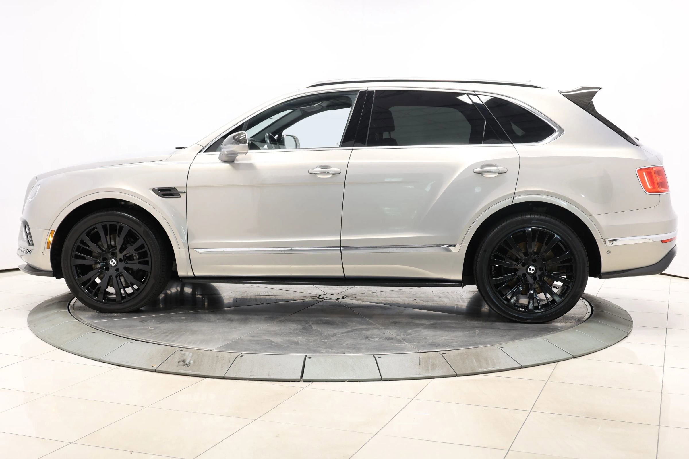 Used 2017 Bentley Bentayga image 9