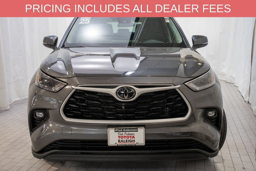 Used 2025 Toyota Highlander LE FWD image 2