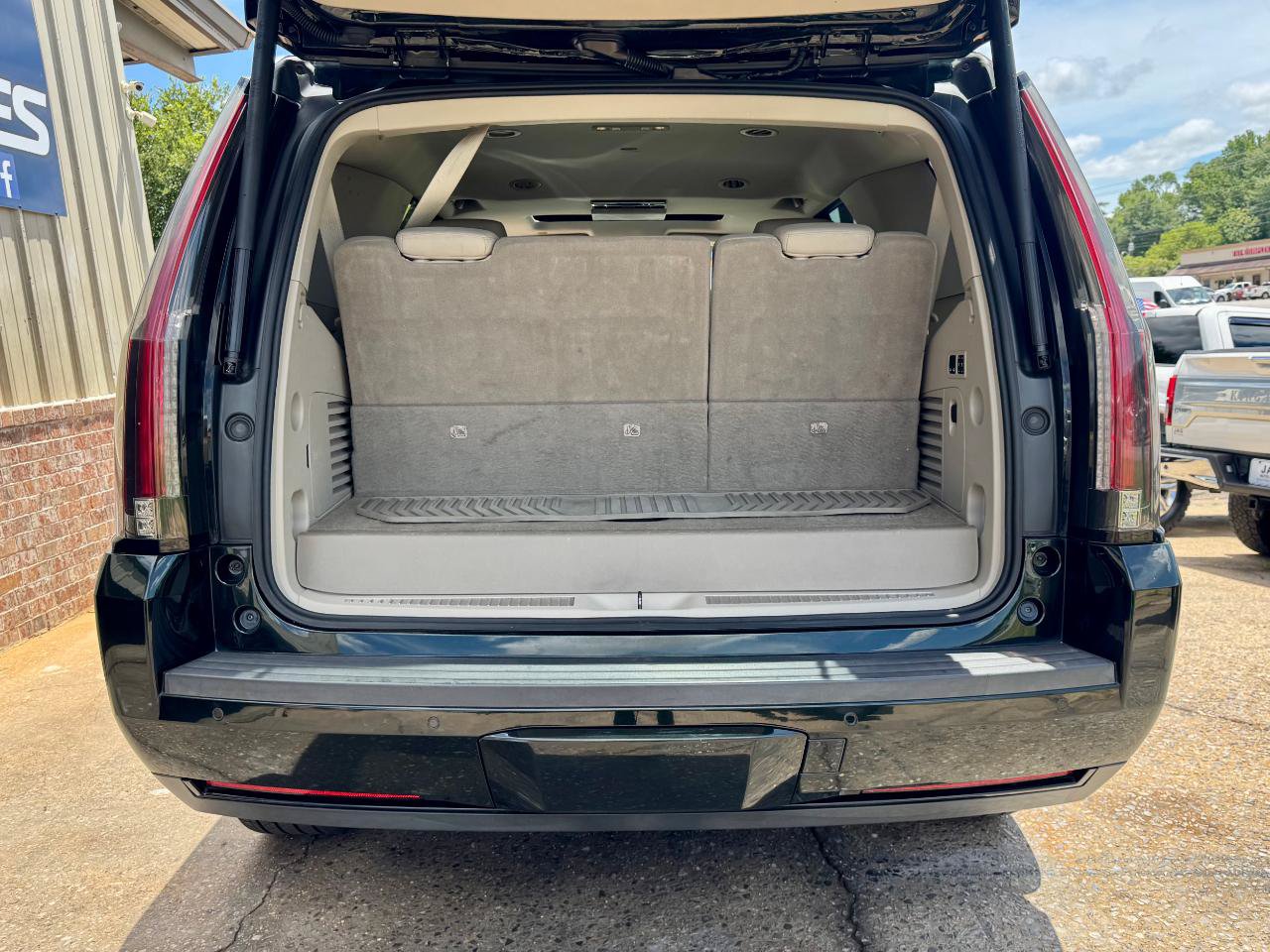 Used 2016 Cadillac Escalade Luxury AWD/4WD image 10