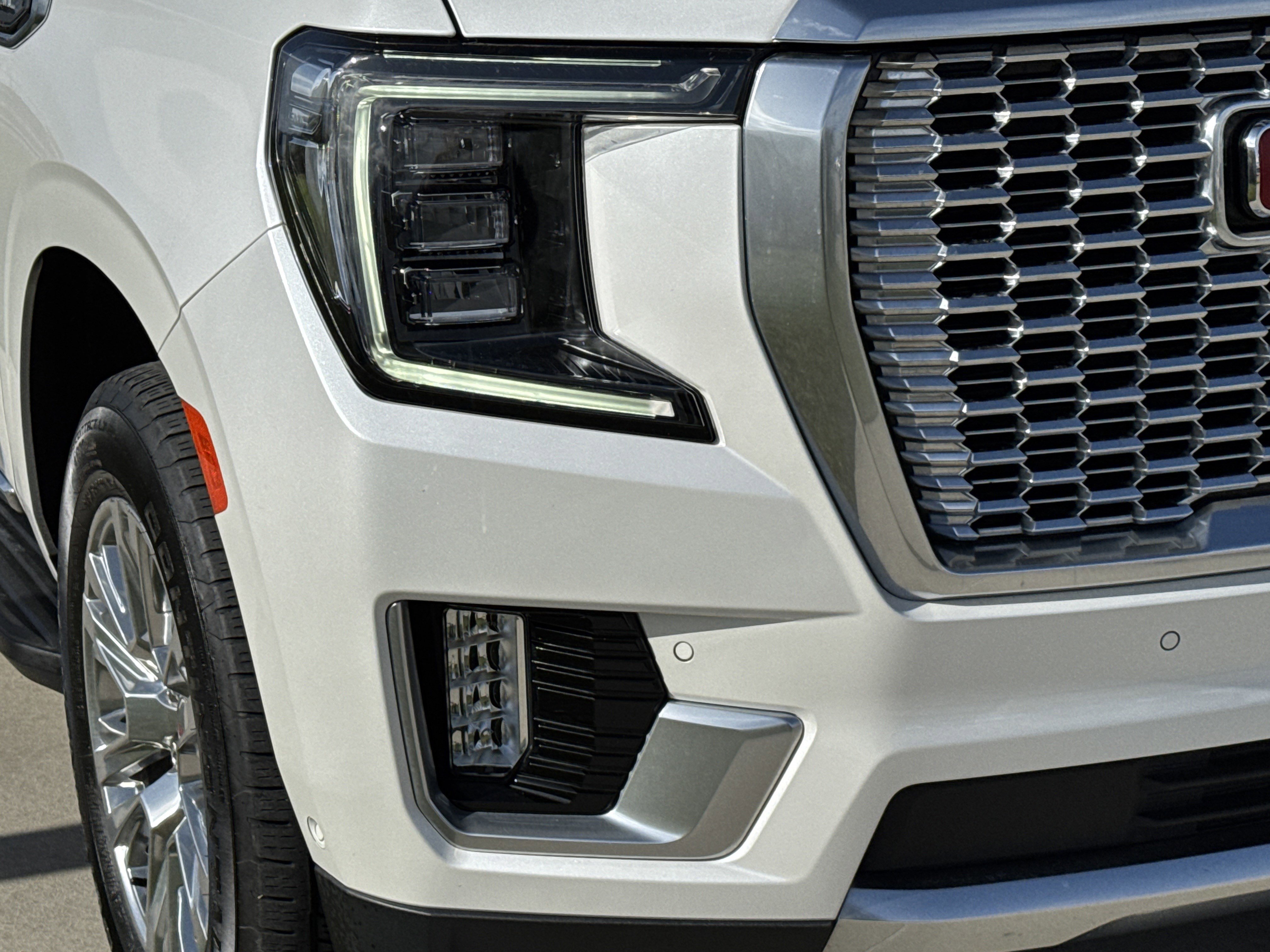 Used 2024 GMC Yukon XL Denali w/ Advanced Technology Package image 9