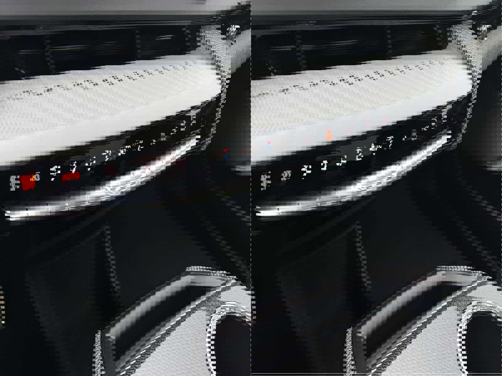 Used 2025 Cadillac Optiq Luxury 1 image 14